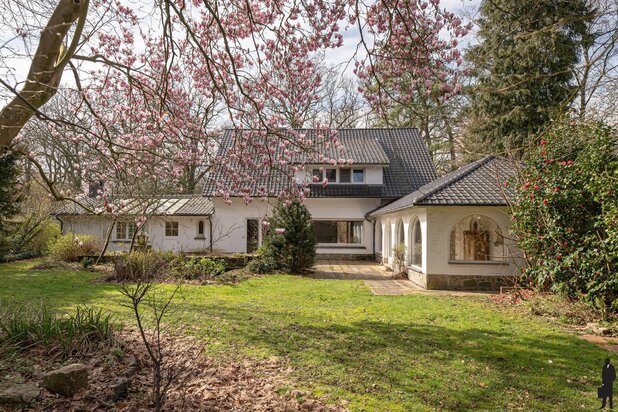 In Vriesdonk, op wandelafstand van de  openluchtschool Sint-Ludgardis gelegen, volledig te renoveren villa op ca. 1.800 m².