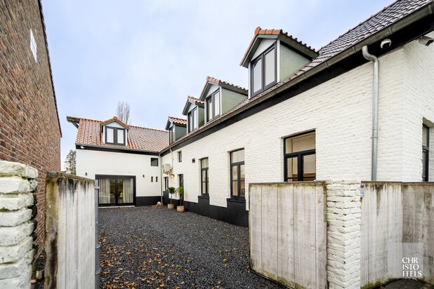 Gerenoveerde langgevel hoeve op een perceel van 1.060 m²! 