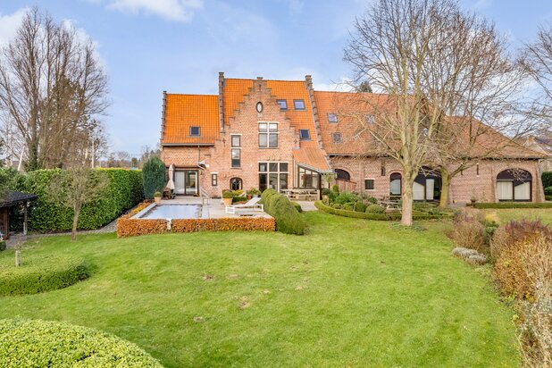 Uitzonderlijke hoeve met apart praktijkgedeelte, zwembad en prachtig zicht op weiland op 2.642m².