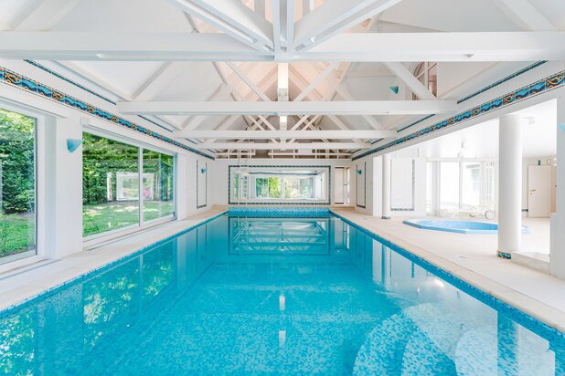 7 Fontaines, Spacious property with indoor pool.