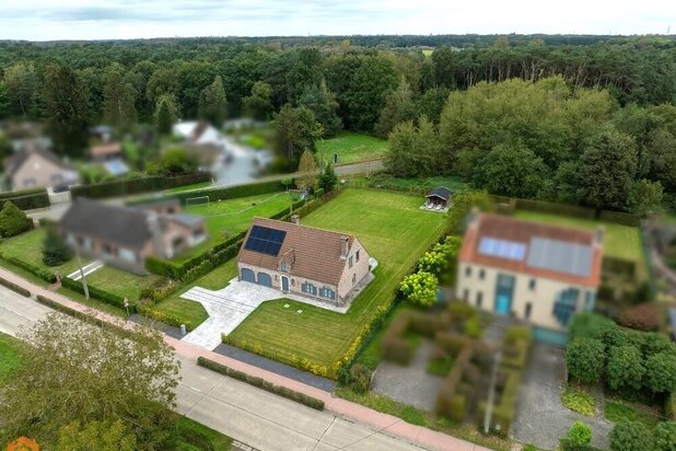 Woning met 4 slpkrs en royale tuin op een perceel van 1638 m²