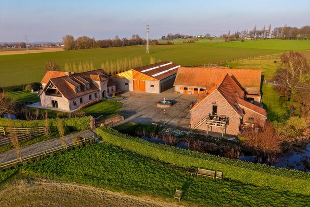 Te koop, Paardenfokkerij met Landhuis voorzien van binnen- en buitenpiste op +-5,4 hectare te Heestert (Zwevegem)