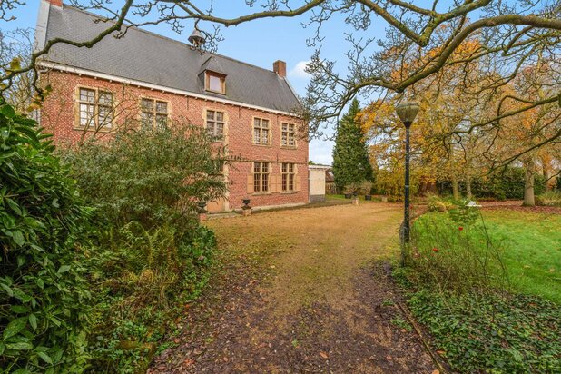 Impressionnant manoir à caractère historique