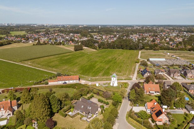 Architecturale woning met bijhorend stuk bouwgrond