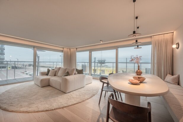 Appartement d'angle luxueusement rénové avec terrasses et vue frontale sur la mer.