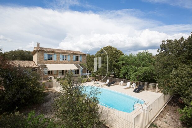 Stone-built house with pool and tennis court in Saint-Saturnin-lès-Apt