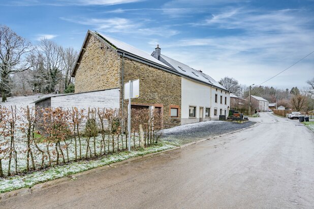 Oude stenen boerderij - 2 woningen + land 