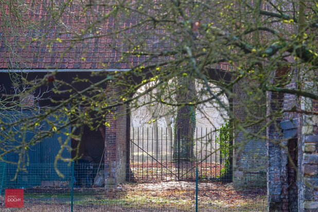 Historische kloosterhoeve aan de oevers van de Leie