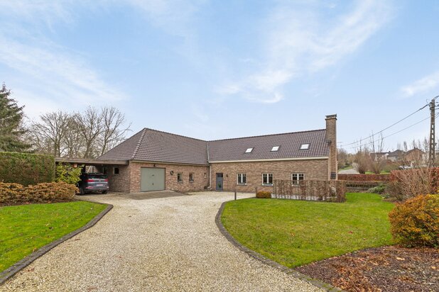 Maison rénovée au centre de Moregem