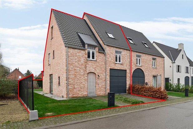 Instapklare koppelvilla (225 m²) met 5 slaapkamers en tuin te koop!