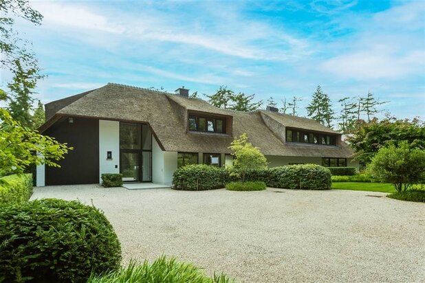 Nieuwe trendy villa met binnenzwembad in Hof ter Linden