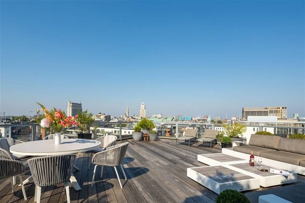 UNIEK dakappartement met grote terrassen en autostaanplaatsen