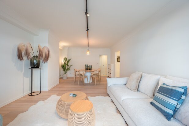 Schitterend gerenoveerd appartement heel goed gelegen op de Kustlaan te Knokke.