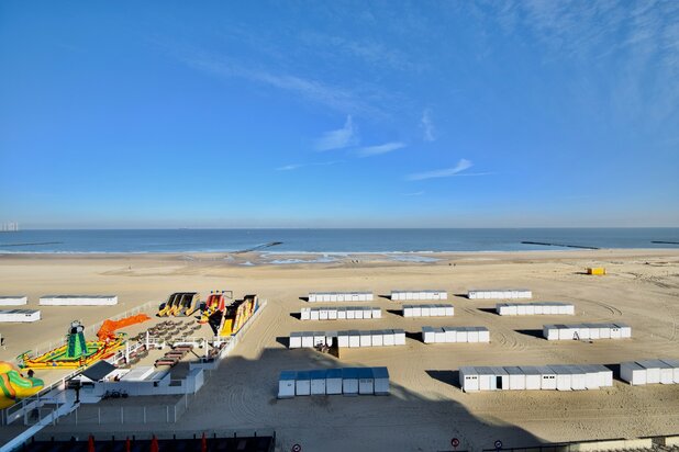 Gerenoveerd appartement met frontaal zeezicht ter hoogte van het Albertstrand.