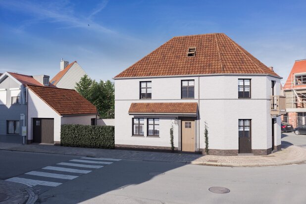 Nouvelle construction de maison de coin située dans le vieux Knokke tout près du marché aux légumes et des magasins.