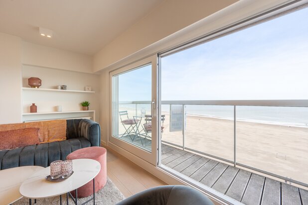 Appartement moderne rénové avec vue frontale sur la mer à Duinbergen