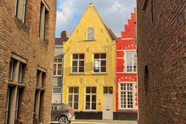 Instapklare, gerenoveerde woning met authentieke trapgevel in hartje Brugge te koop!