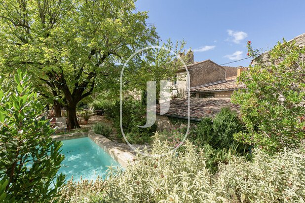 Dorpshuis met studio's en zwembad te koop in Saignon