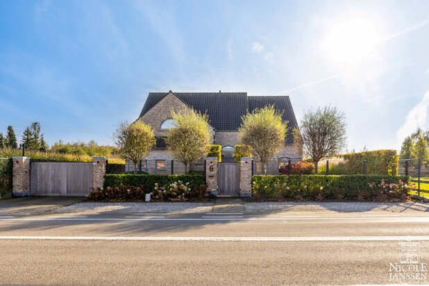 Instapklaar landhuis met vier slaapkamers, zwembad en vrijstaand bijgebouw