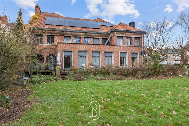 TOPGELEGEN HERENWONING met oprit, prachtige zuidgerichte BINNENTUIN, op 2435m2