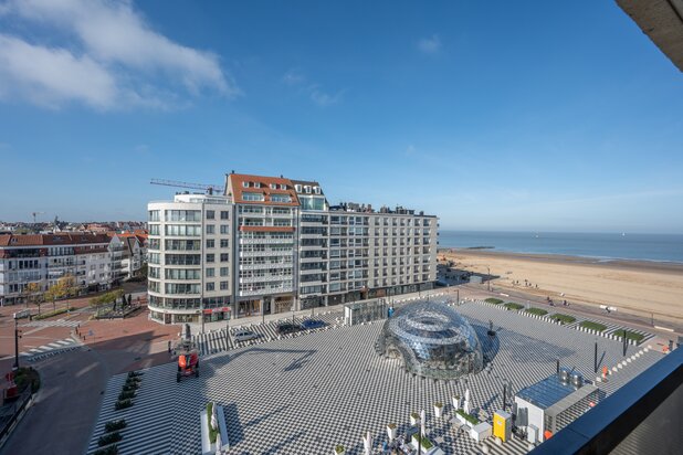 Prachtig gerenoveerd hoekappartement met zeezicht gelegen op het Albertplein