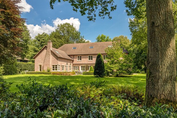 Villa spacieuse avec beau jardin et espace de pratique