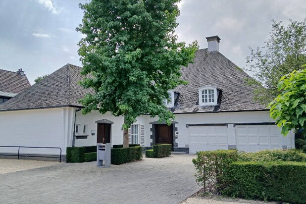 Tijdloze villa van 506m² met bureel-praktijkruimte 50m² met aparte inkomhal op 21 are met openluchtzwembad