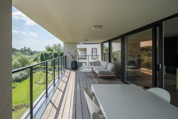 Luxueus appartement met bijzonder ruim terras en zicht op de Schelde te Destelbergen.