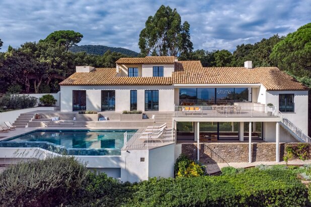 Prestigious villa with panoramic sea views