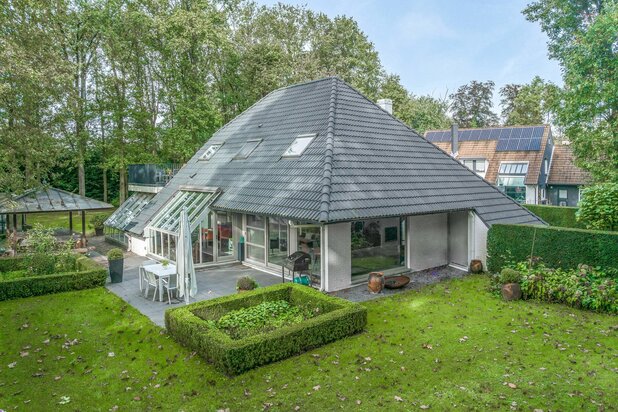 Ruime moderne villa met volwassen tuin en exotische jacuzzi