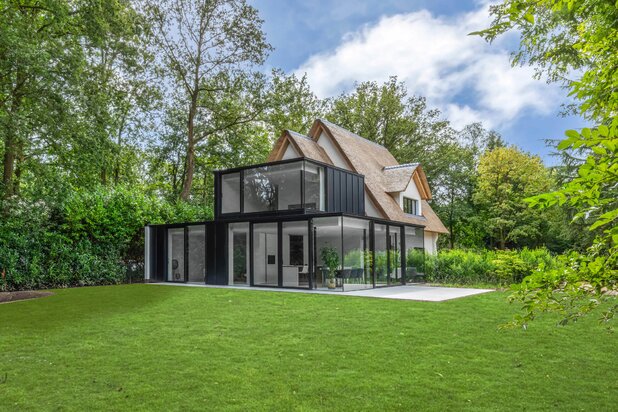 Prachtig gerenoveerde villa in een groene omgeving 