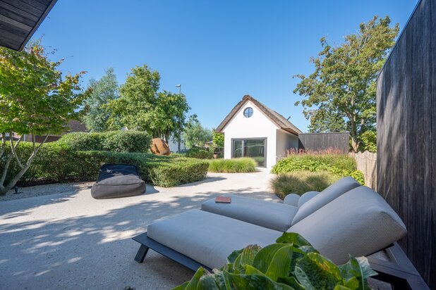 Unieke alleenstaande villa verscholen in een rustige laan, op wandel- en fietsafstand van het bruisende Knokke-centrum. 