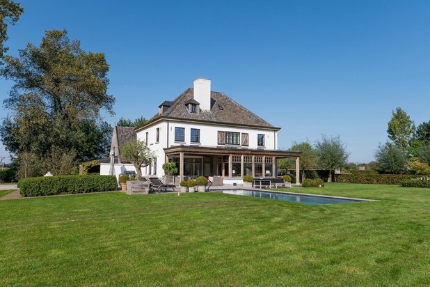 A rarity on 2.4 hectares - a property of unparalleled exclusivity, 8 km from Kortrijk.