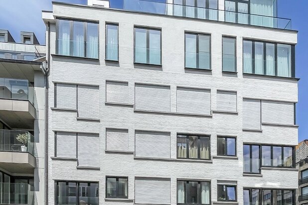 Zonnig hoekappartement vlakbij het Rubensplein, op wandelafstand van het strand. garagebox te koop op het gelijkvloers