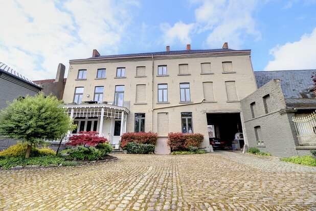 Grande maison de maître de +/- 592 m² avec jardin et places de parking