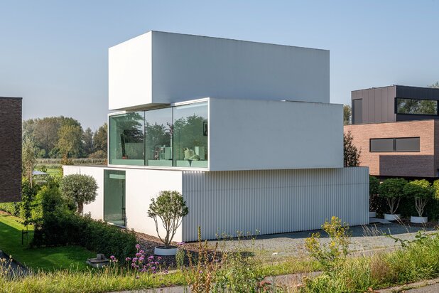 Architecturale villa met zwembad en vergezicht