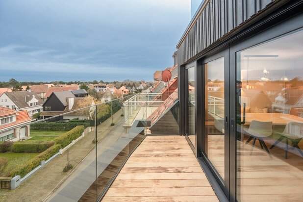 Prachtig gerenoveerd penthouse appartement heel goed gelegen vlakbij de zee en de winkels.