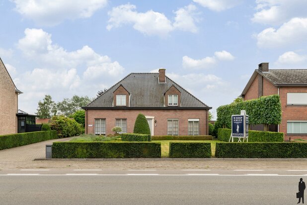 Ruime villa (ca. 350m²) met 5 slk en grote kantoorruimte.