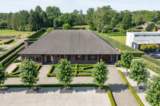 Super degelijke en ruime klassieke villa van +-605m2 op een terrein van 4860m2 te Halen.