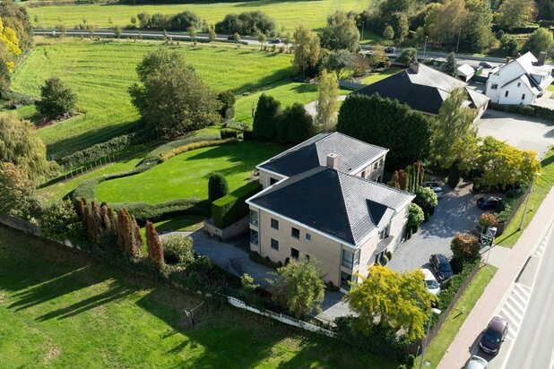 Très spacieuse maison avec 6 chambres et des espaces de bureau