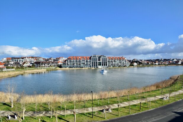 Gerenoveerd hoekappartement, heel rustig gelegen te Knokke,  genietend van een uitgestrekt zicht op het Zegemeer.