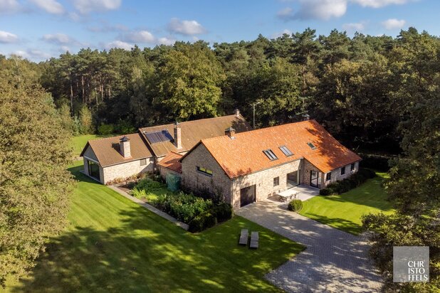 Luxe gerenoveerde villa (328 m²) met ingericht bijgebouw (227 m²) op een uniek perceel van 4ha 09a 88ca!