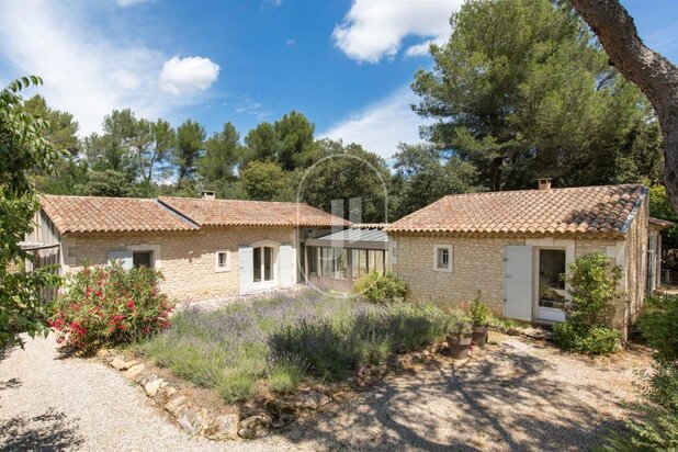 Stone house with pool and gite for sale in Ménerbes