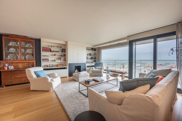 Spacious and luxuriously finished apartment with frontal sea view