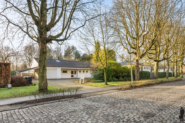 Een volledig te renoveren gelijkvloerse villa (heden kantoor) op ca. 2.438 m²