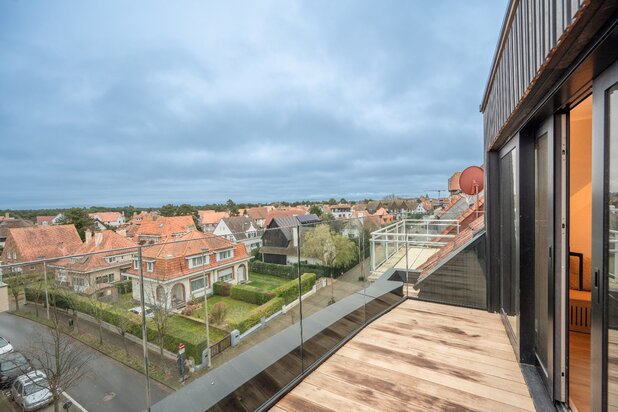 Duplex penthouse met 4 slaapkamers in een volledig gerenoveerde residentie