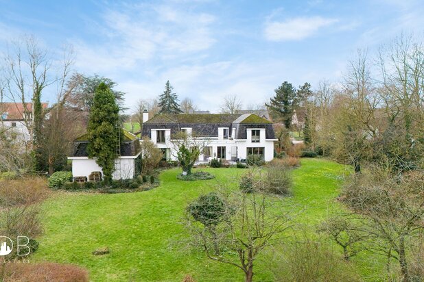 Prachtige villa met graslanden en stalgebouw op circa 3,4ha