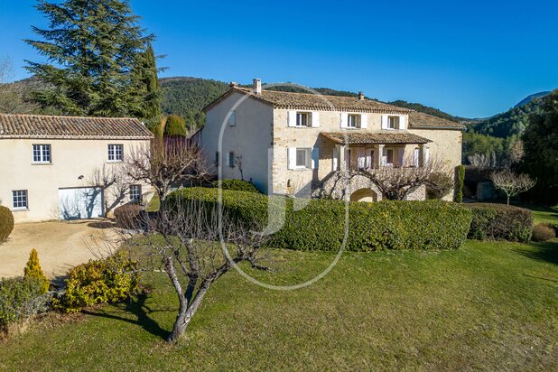 Stenen huis met panoramisch uitzicht in de vallei van Toulourenc