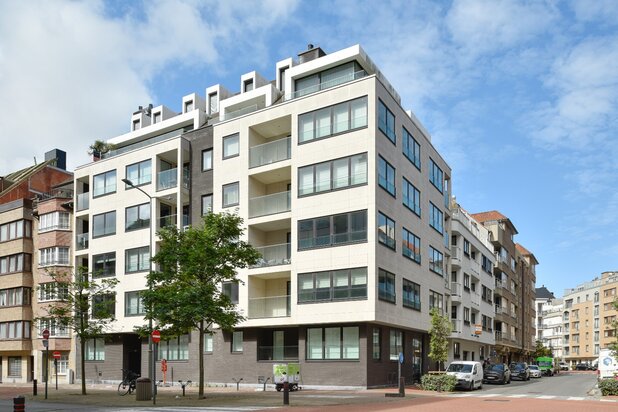 Grand appartement résidentiel situé à distance de marche du front de mer et du centre de Knokke. Achat de box intégré possible.