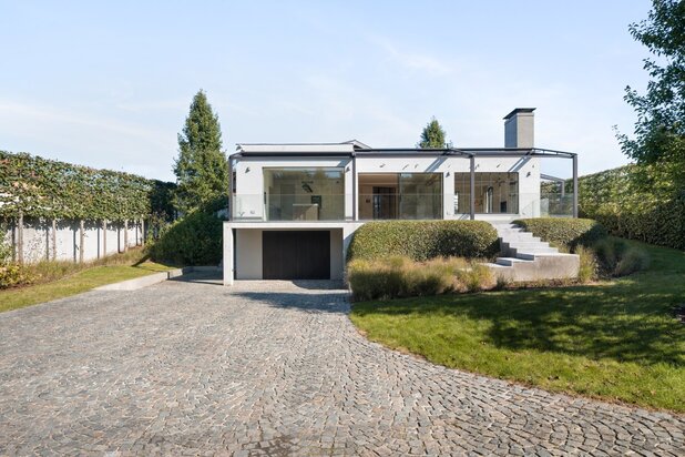 EXCLUSIEVE VILLA MET 4 SLPKS, TUIN, GARAGE EN DUBBELE CARPORT (1553m²)